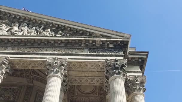 Detalhe Arquitetura Exterior Panteão Com Cúpula Bandeira Francesa Acenando Câmera — Vídeo de Stock