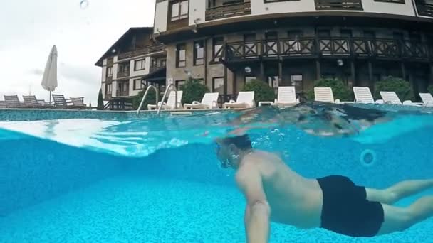 Mann Mit Brille Schwimmt Unter Wasser Luxus Vila Pool Torkuppel — Stockvideo