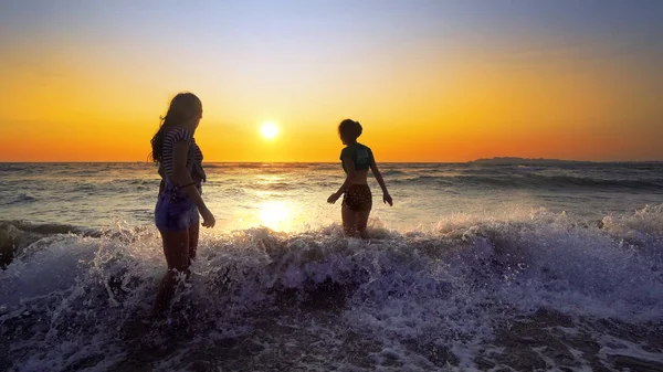 Gruppe Glucklicher Madchen Amusiert Sich In Den Wellen Des Meeres Am Strand Vor Sonnenuntergang Aktiv Abend Stock Photo 204395182