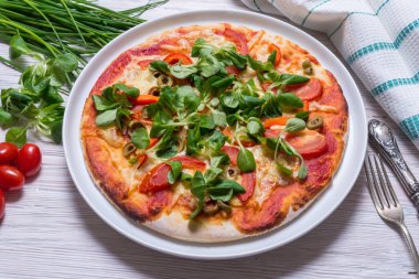 Vejetaryen pizza ahşap masa üzerinde