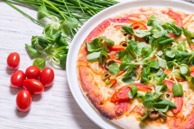 Vejetaryen pizza ahşap masa üzerinde