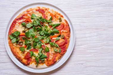 Vejetaryen pizza ahşap arka plan, kopya alanı üzerinde