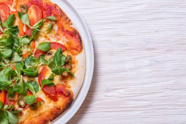 Vejetaryen pizza ahşap arka plan, kopya alanı üzerinde