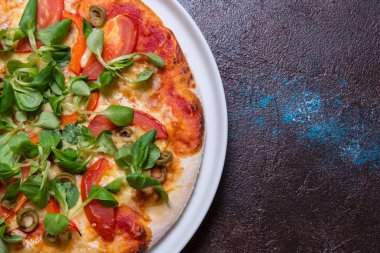 Vejetaryen pizza koyu arka plan, kopya alanı üzerinde