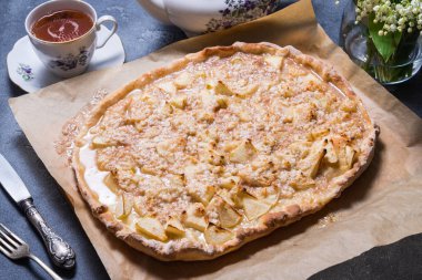 Elmalı turta mutfak masasında