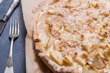 Elmalı turta mutfak masasında