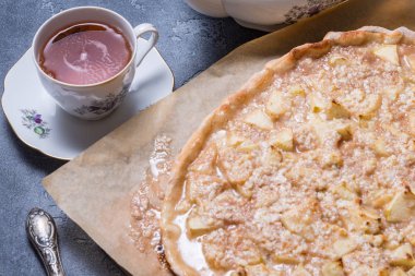 Elmalı turta mutfak masasında