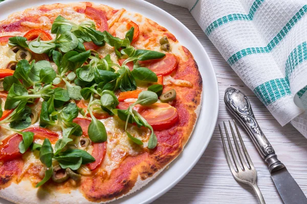 Vejetaryen pizza ahşap masa üzerinde