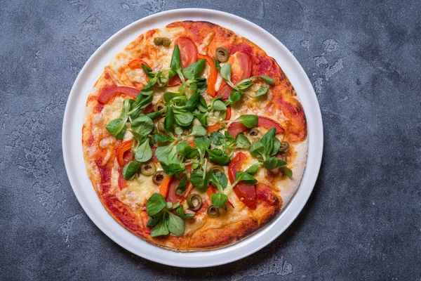 Vejetaryen pizza gri arka plan, kopya alanı üzerinde