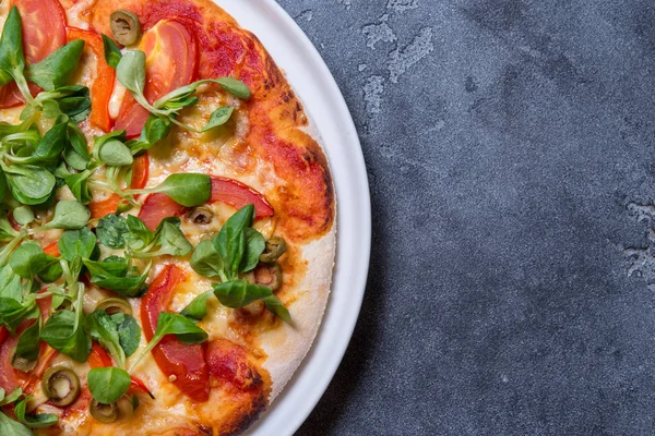 Vejetaryen pizza gri arka plan, kopya alanı üzerinde