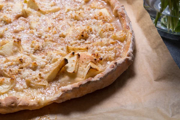 Elmalı turta mutfak masasında