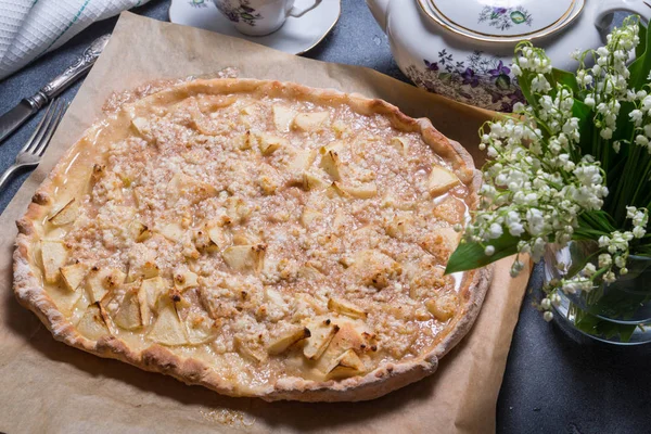 Elmalı turta mutfak masasında