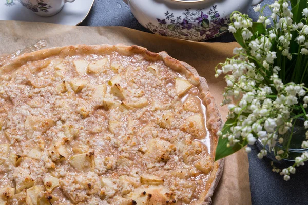 Elmalı turta mutfak masasında