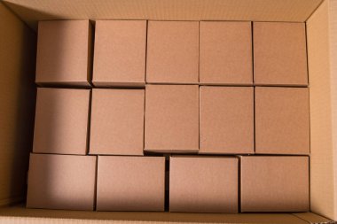 Çok büyük konteyner içinde küçük kutular