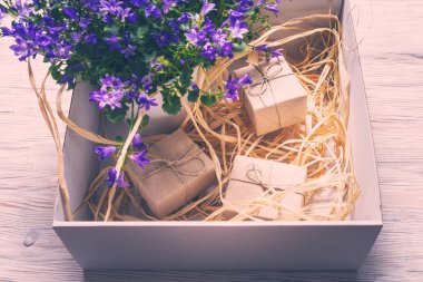 Çiçek ve küçük hediye kutuları ile paket