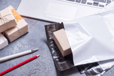Poli plastik mailler gri arka plan üzerinde zarf posta