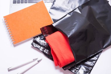 Poli plastik mailler gri arka plan üzerinde zarf posta