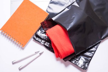 Poli plastik mailler gri arka plan üzerinde zarf posta