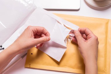 Kendinden yapışkanlı Poly etiket nakliye tutucu