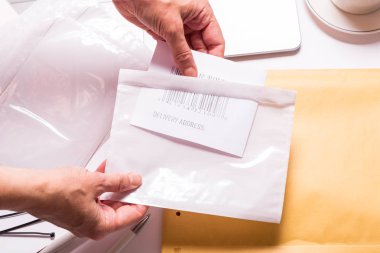 Kendinden yapışkanlı Poly etiket nakliye tutucu