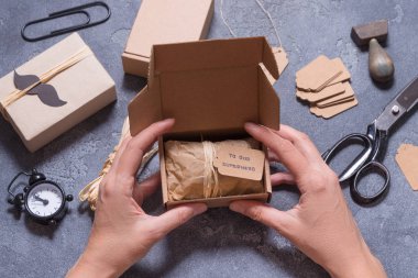 Eller kadın hediye kutuları, mutlu babalar günü kavramı kaydırma