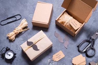 Bir şekilde dekore edilmiş hediye kutuları, mutlu babalar günü kavramı