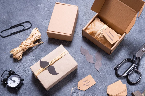 Bir şekilde dekore edilmiş hediye kutuları, mutlu babalar günü kavramı