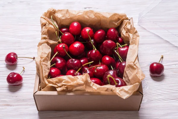 Mnoho Cherry Kraft Krabici Dřevěný Stůl — Stock fotografie