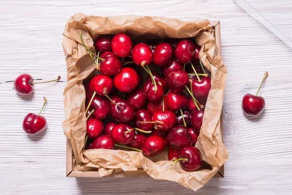 Mnoho Cherry Kraft Krabici Dřevěný Stůl — Stock fotografie