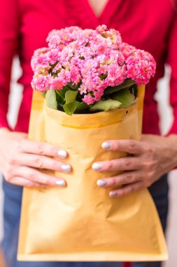 Kadın geçmek çiçek kabarcık paddel mailler zarfın içinde