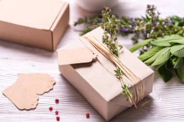 Hediye kutusu kekik şube ile dekore edilmiştir.