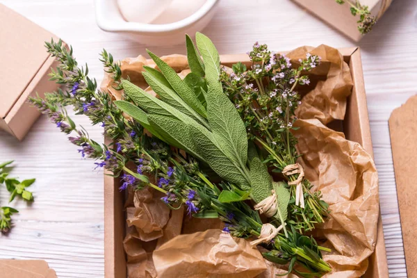 Ada çayı, kekik ve çördük kraft karton kutu içinde