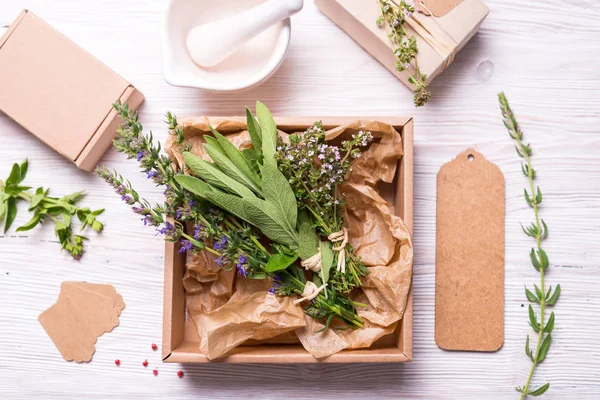 Ada çayı, kekik ve çördük kraft karton kutu içinde