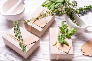 Karton kutularda baharatlar ile dekore edilmiş ahşap masa dallarda