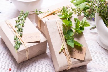 Kekik yaprakları ile süslenmiş hediye kutusu