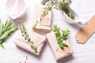 Karton kutularda baharatlar ile dekore edilmiş ahşap masa dallarda