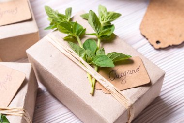 Kekik yaprakları ile süslenmiş hediye kutusu