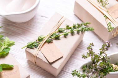 Hediye kutusu kekik şube ile dekore edilmiştir.