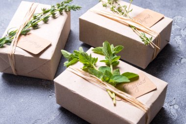 Karton kutularda baharatlar ile dekore edilmiş ahşap masa dallarda