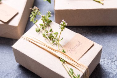 Hediye kutusu kekik şube ile dekore edilmiştir.