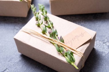 Hediye kutusu kekik şube ile dekore edilmiştir.