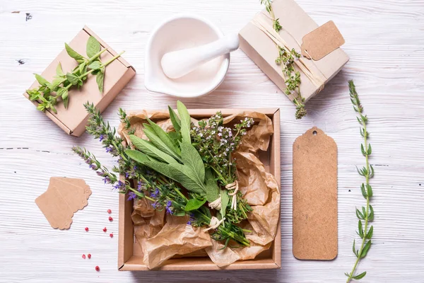 Ada çayı, kekik ve çördük kraft karton kutu içinde