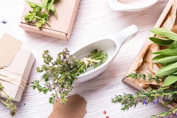 Kekik brances beyaz porcelan uçan daire ile