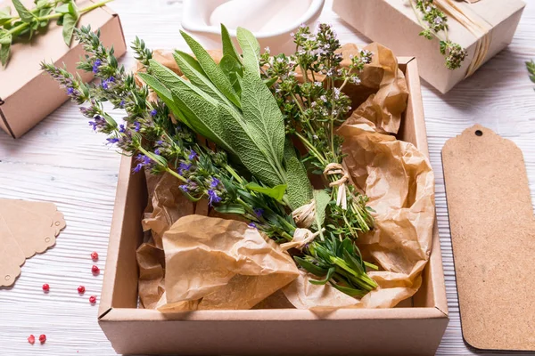 Ada çayı, kekik ve çördük kraft karton kutu içinde