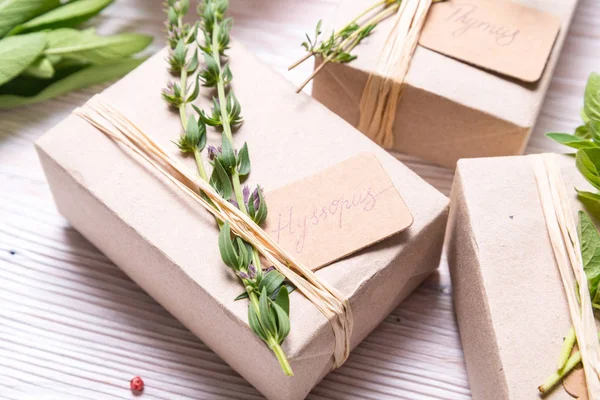 Hediye kutusu kekik şube ile dekore edilmiştir.