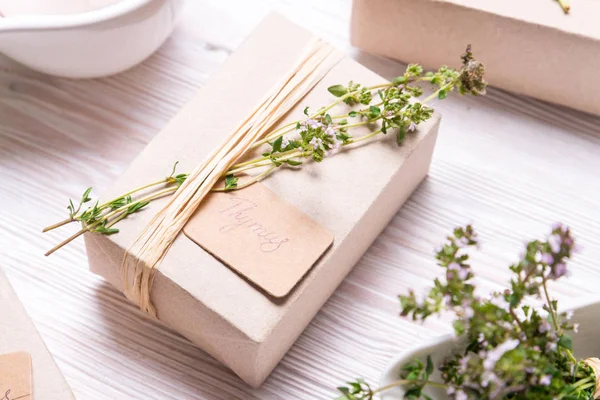 Hediye kutusu kekik şube ile dekore edilmiştir.