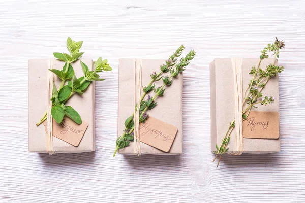 Boîtes Carton Décorées Avec Des Branches Épices Sur Table Bois — Photo