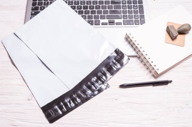 ahşap ofis masasında polietilen zarf