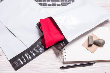 ahşap ofis masasında polietilen zarf