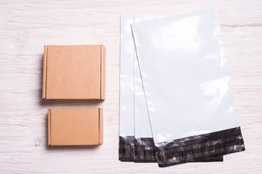 ahşap arka plan üzerinde için polietilen zarf ve karton kutu